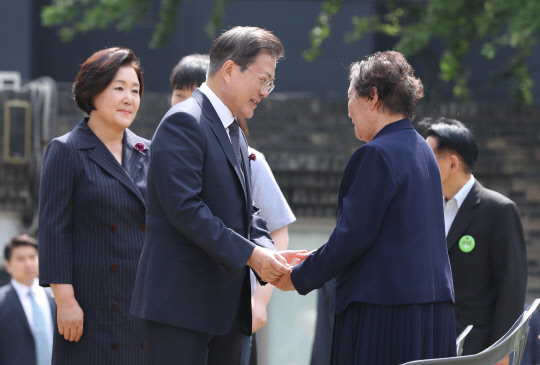 9일 청와대가 고(故) 이한열 열사 모친 배은심 여사의 별세 소식에 문재인 대통령이 빈소를 찾아 고인을 추모했다고 밝혔다. 사진은 지난 2020년 6월 10일 서울 용산구 민주인권기념관에서 열린 6·10 민주항쟁 기념식에서 문재인 대통령이 배은심 여사와 인사하는 모습. 연합뉴스 자료사진.